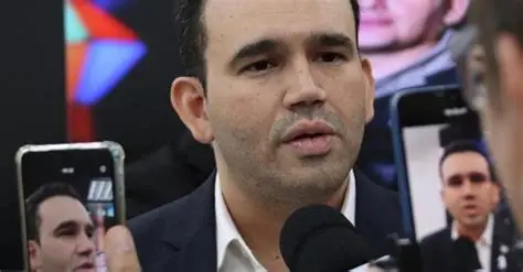 Dr. Jhony Bezerra cobra transparência e ação diante do caos na Saúde de Campina Grande