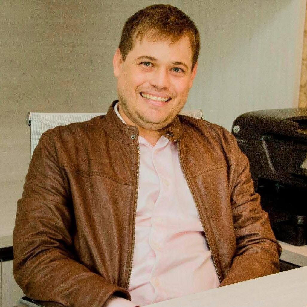 Paraibano lança obra que expõe a ligação entre a arena política e a misoginia nas redes sociais