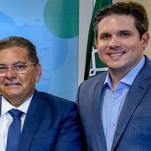 Enquanto Adriano Galdino rema contra a maré, Hugo Motta fortalece nome do pai para o Senado