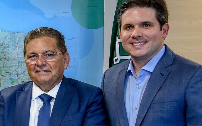 Enquanto Adriano Galdino rema contra a maré, Hugo Motta fortalece nome do pai para o Senado