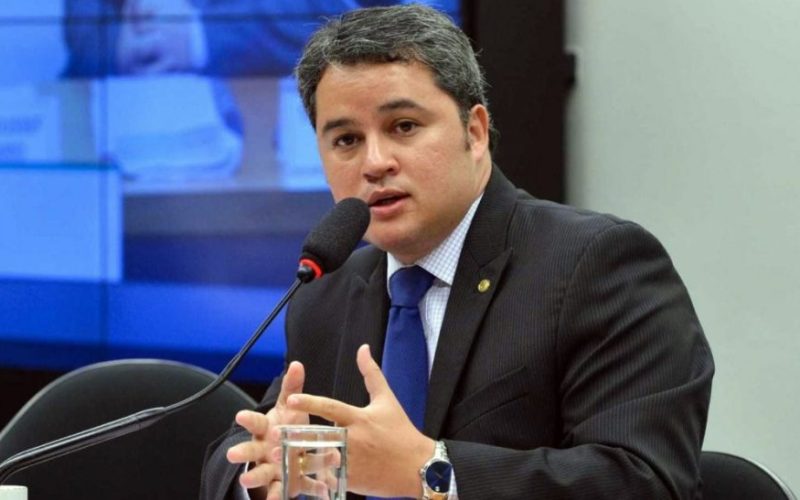 Senador Efraim Filho critica medidas judiciais contra Bolsonaro e fala em “dois pesos e duas medidas”