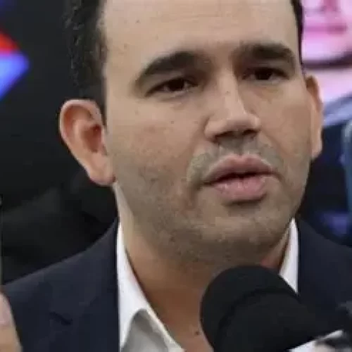 Dr. Jhony Bezerra cobra transparência e ação diante do caos na Saúde de Campina Grande