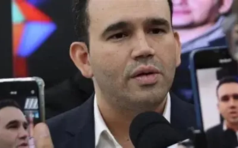 Dr. Jhony Bezerra cobra transparência e ação diante do caos na Saúde de Campina Grande