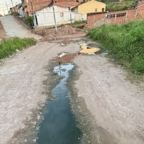 Moradores denunciam esgoto estourado em Remígio e cobram ação diante do abandono e descaso com a população