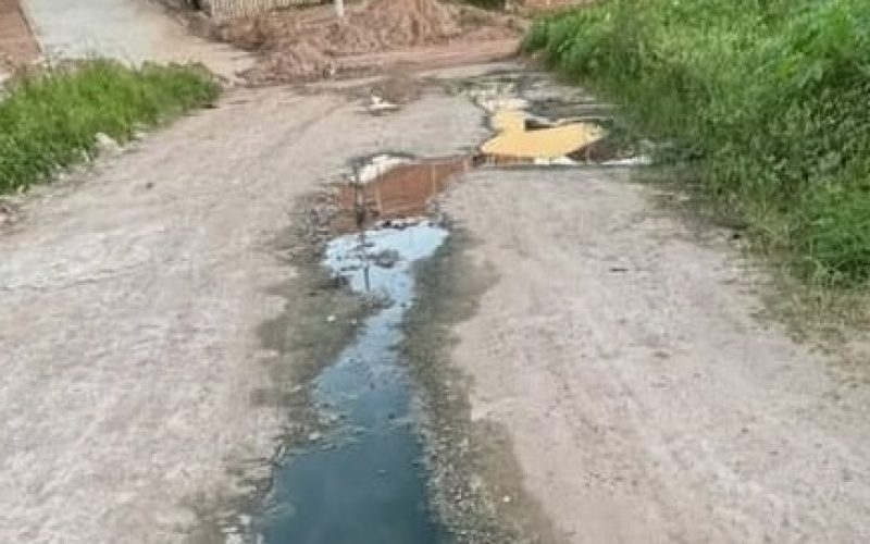 Moradores denunciam esgoto estourado em Remígio e cobram ação diante do abandono e descaso com a população