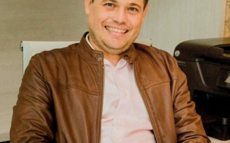 Paraibano lança obra que expõe a ligação entre a arena política e a misoginia nas redes sociais