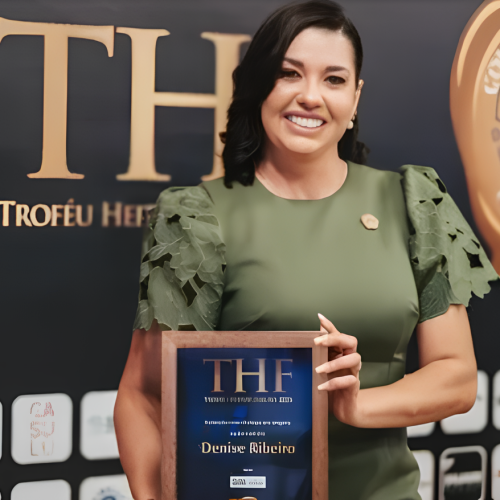 Denise Ribeiro é homenageada com o Troféu Heitor Falcão 2025 por destaque na Assistência Social