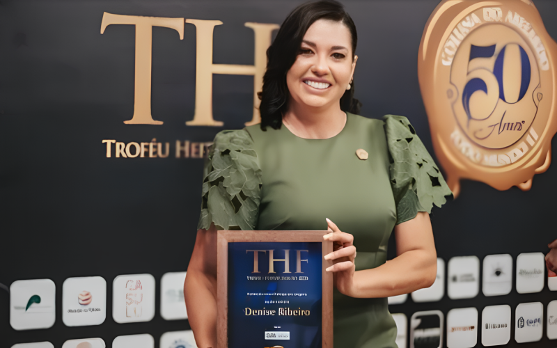 Denise Ribeiro é homenageada com o Troféu Heitor Falcão 2025 por destaque na Assistência Social